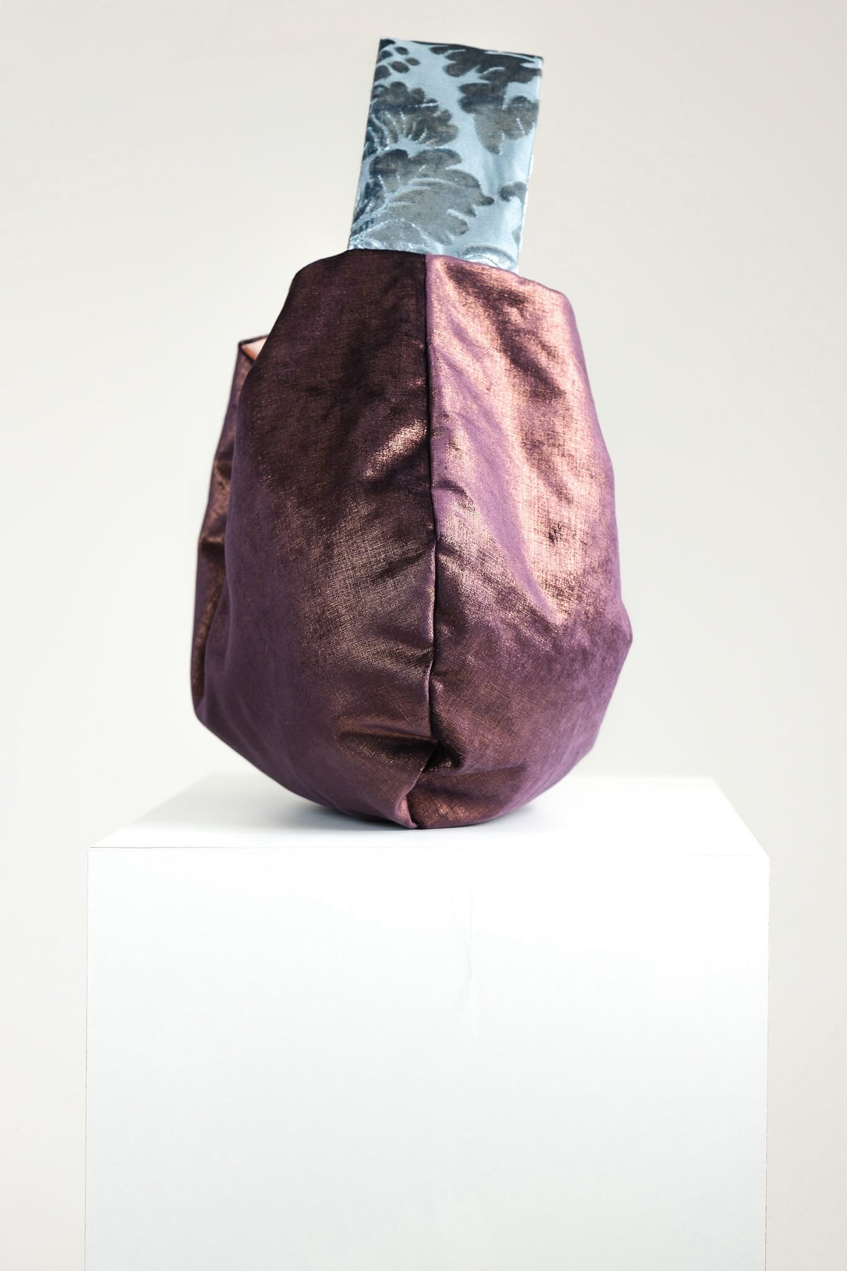 Maxi bag viola con manico broccato blu