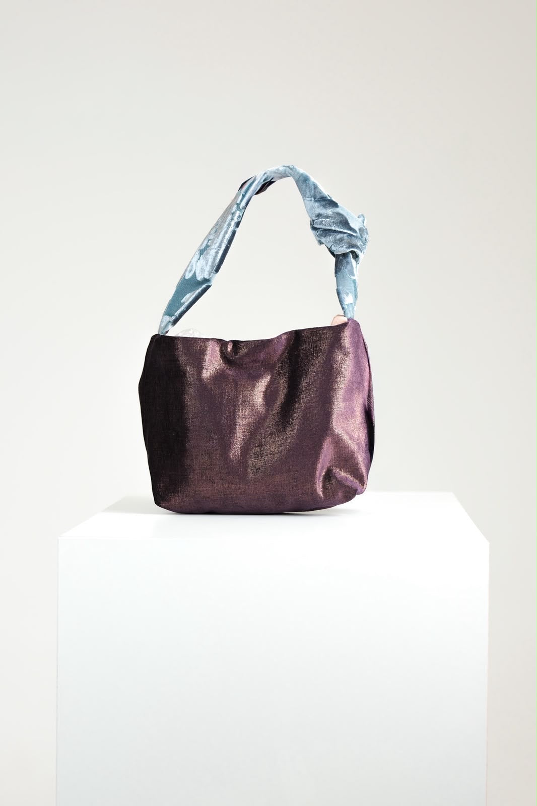 Nodo Sofia viola con manico broccato azzurro